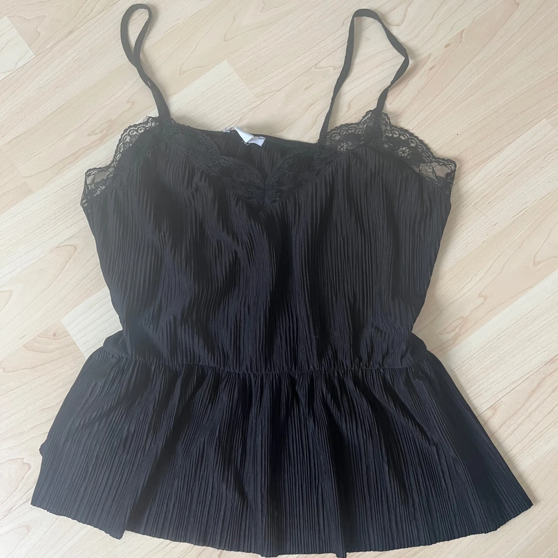 Svart spets plisserad linnetopp från Amisu