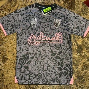 FC Palestine Svart/Rosa - 🎁 Vid varje köp får du ett armband + slumpmässigt klistermärke som tack från oss. Vi står tillsammans för Palestina. 🇵🇸 