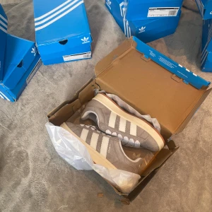 Adidas campus - Adidas campus 00 grå, strl 38. Helt nya och oanvända sneakers. Boxen är delvis skadad då de köpts upp från ett lager, därför säljs de billigare. Skorna är i perfekt skick.