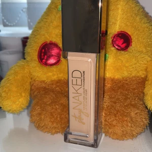 Urban Decay Stay Naked Foundation 30NN - Weightless Liquid Foundation i nyansen 30NN. Flytande foundation med naturlig neutral underton, ger en lätt känsla och håller upp till 24 timmar.        Ordinariepris: 426kr