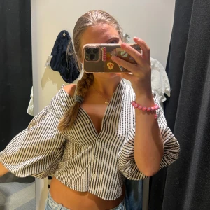 Randig blus/skjorta med puffärm - Säljer den här jättefina randiga blusen/skjortan som är så snygga på middag och fest men funkar även om man vill vara lite extra fin i skolan. Går att styla på massa olika sätt både uppklätt och nerklätt. Storlek xs men passar även s och xxs beroende på hur man vill att den ska sitta