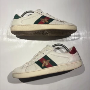 Gucci skor - Hej! Säljer nu mina skor från märket Gucci , storlek 41 bra skick, allt på bilden ingår. Tveka inte på att höra av dig om du har frågor eller funderingar kring skorna! 