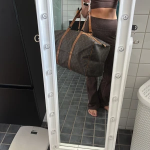 Lv keepall 50 - Louis vuiton keepall storlek 50 köpt vintage därför tecken på anvädning ock därav priset men så gott som ny inga skador eller sånt! 