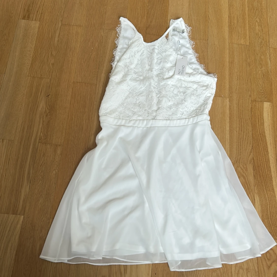 Vit spetsklänning från NLY Trend