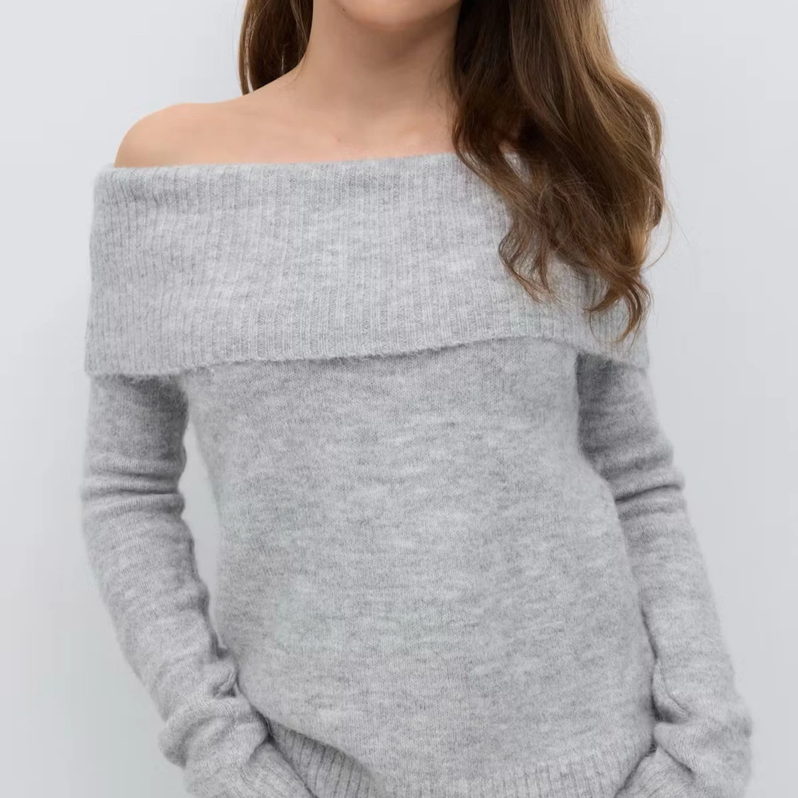 Ljusgrå offshoulder stickad tröja