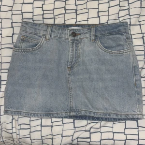 Ljusblå jeanskjol från Subdued - Säljer en ljusblå jeanskjol från Subdued i storlek XS. Kjolen stängs med knapp och dragkedja framtill. Perfekt basic med snygg passform. Sitter också under naveln och är mid/lowwaisted beroende på kroppsform💘 KJOLEN ÄR ALDRIG ANVÄND! Helt ny utan prislapp. Pris kan diskuteras!