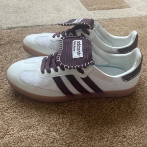 Adidas Wales Bonner Samba  - Säljer ett par riktigt feta wales bonner sambas i bra skick 8/10. En liten fläck på sidan men den går säkert att tvätta bort. storlek: UK9=43,5 hör gärna av er vid funderingar.😇//mvh viggo