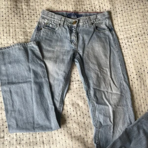 Low waist baggy jeans  - Low waist vintage baggy jeans från Tommy Hilfiger, passar storlek XXS/XXXS!                          
