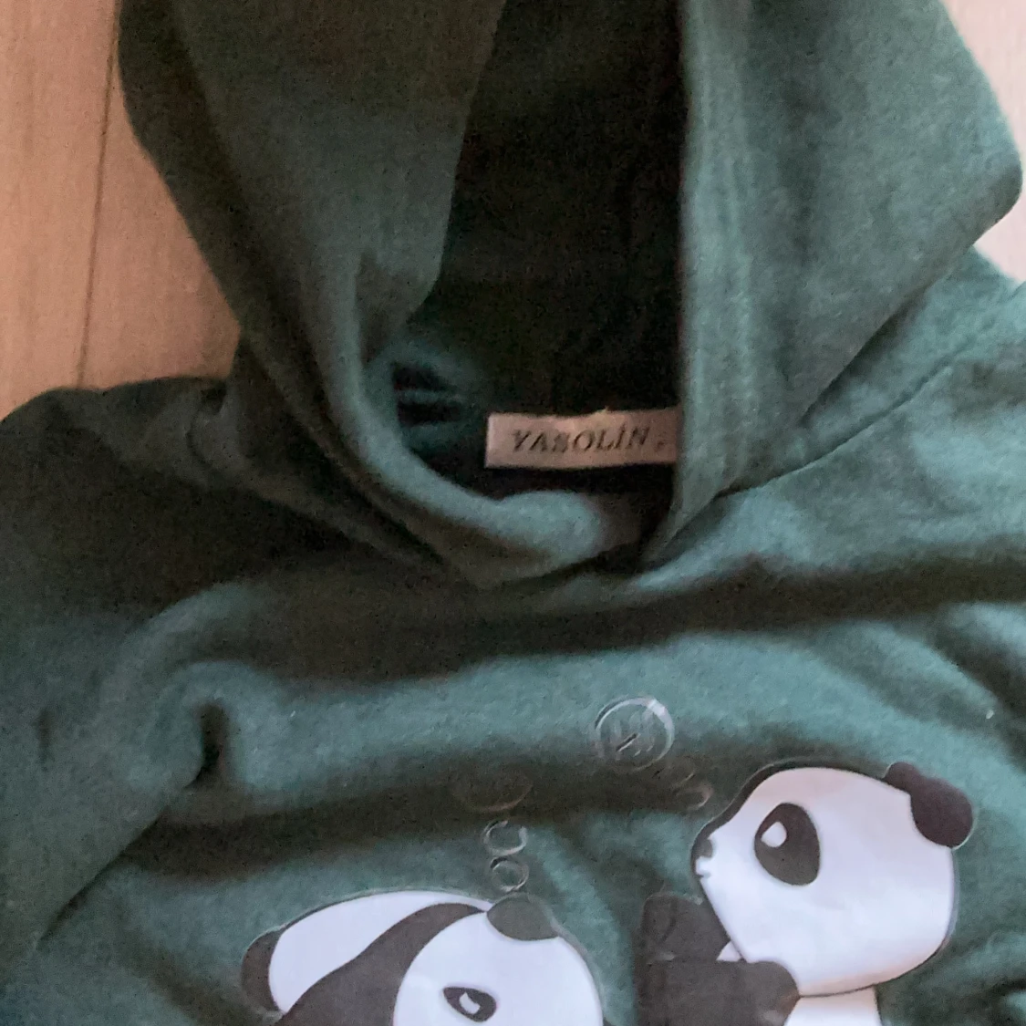 Mörkgrön hoodie med panda-tryck - 2