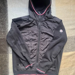 Moncler cardigan - Riktigt fet cardigan från moncler. Skick 8/10!!! Nypris cirka 8000 mitt pris 1799🤑🤑var inte rädda att ställa frågor eller skicka prisförslag 😀