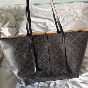 Malene birger väska - Superfin malene birger väska! Fint skicka utanpå men har lite blyerts märken innuti från pennor! 