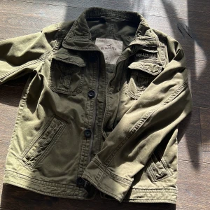 Olivgrön jacka från Hollister - Snygg olivgrön jacka från Hollister, nypris ca 1000! 