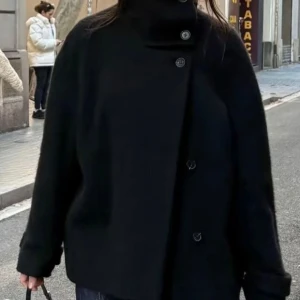 Arket kappa - Sååå fin!! Har ett hål på insidan av kappan därav har jag sänkt priset något, hålet är inget man tänker på då det är på insidan 💓Köp helst med PostNord istället för instabox då jag kan posta snabbare med PostNord 💓