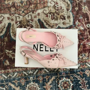 Rosa pumps med spetsig tå från Nelly - Använda 3 gånger! Strl: 36 (passar mig med storlek: 37 med tanke på att det går att justera bandet)!