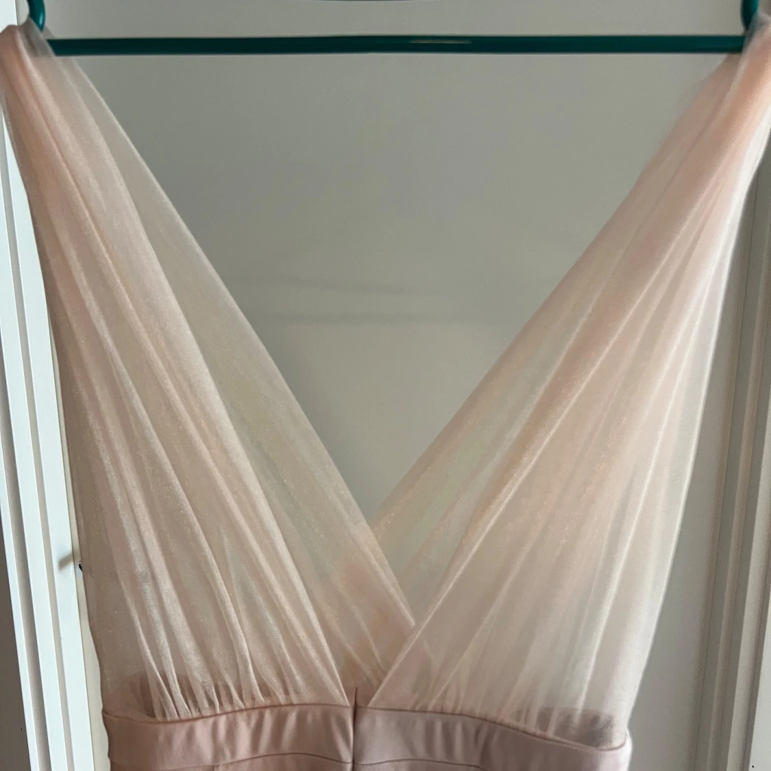 Ljusrosa långklänning med v-ringning - 1