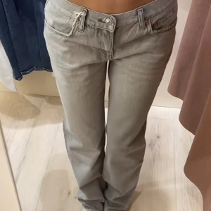 Low waist jeans - Säljer Gina Tricots low straight jeans som är såå snygga och slutsålda hela tiden. Storlek 36. Säljer eftersom jag inte hann returnera i tid, så de är helt nya och alla lappar sitter kvar. Kostar 499 kr + frakt på både Gina och Nelly 💘 Säljer för bara 299