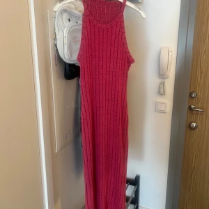 Ribbad rosa midiklänningar - Säljer två olika ribbade midiklänningar i stretchigt material. 70:-/st. Båda funkar för S och M