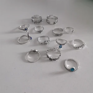 13 st vintage stil ringar  - Materialet är zinc alloy. (294)