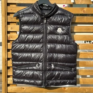 Moncler gui - Moncler gui  Färg: Svart Storlek: 1/S  Cond: 9/10? Väldigt lite slitage, bara att logan är omsydd.  Pris 3000KR, kan fraktas mot kostnad📦  Skriv gärna fler frågor vid intresse!