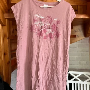 Nattlinne - Nattlinne Rosa där det står aloha på bröstet. Har nog aldrig använt den men materialet är skönt. Hoppas den kan komma till hands för någon som vill använda 🫶🏻 