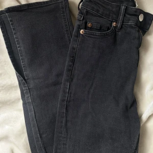 Svarta högmidjade flare jeans  - Säljer ett par svarta högmidjade flare jeans med slits i benen. Jättesnygga och i super fin kvalite!