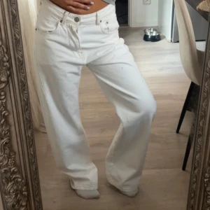 Vita jeans  - Vita jeans som aldrig använts 🤍