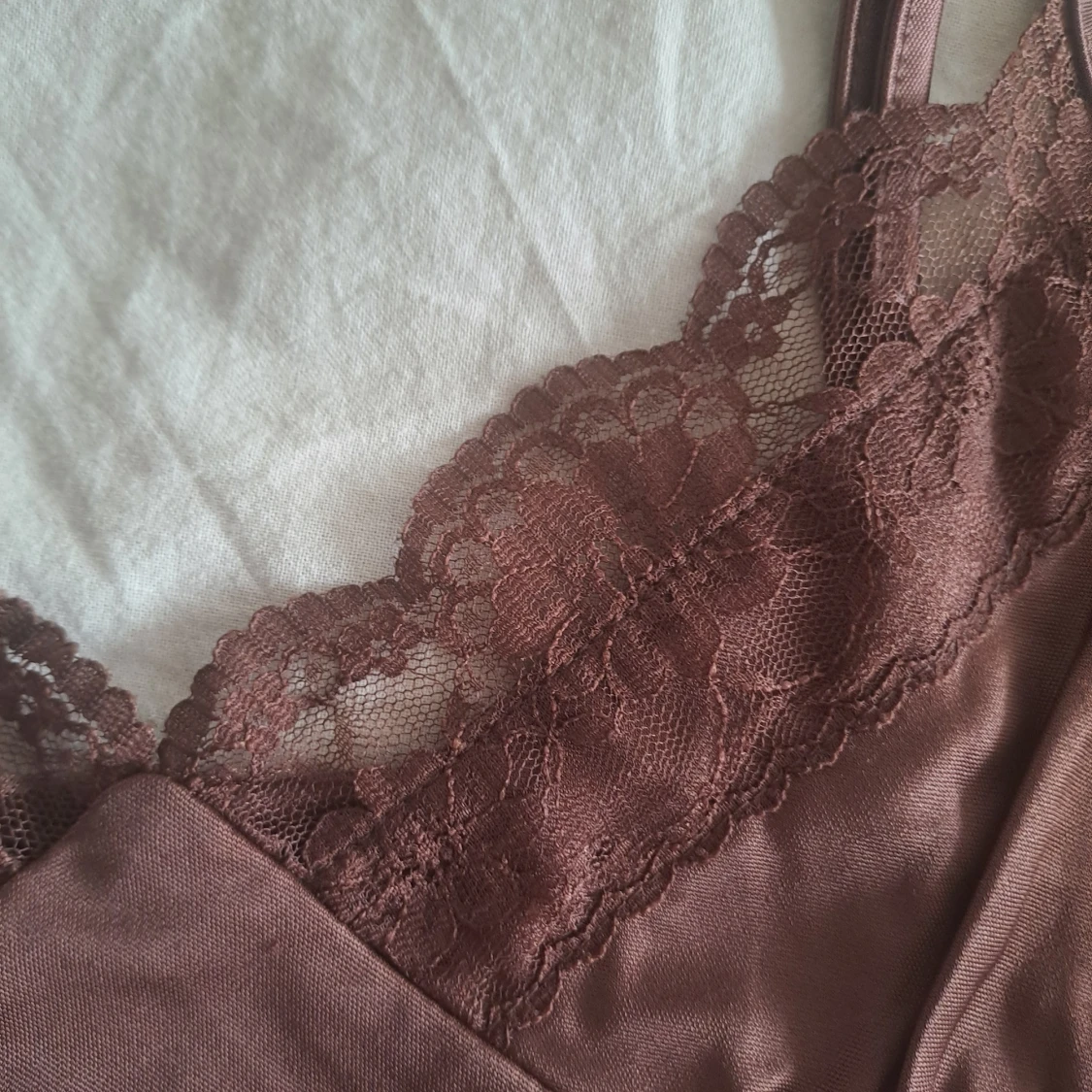 Brun satin linnetopp med spets - 2