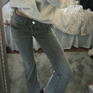 Grå bootcut jeans låg midja!🩶 - Säljer ett par jättefina gråa bootcut jeans med låg midja! Säljer då dom är för korta för mig!🩶