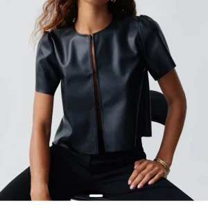 Svart skinnblus med kort ärm - Säljer en svart skinn topp från Gina använd en gång💕 perfekt till hösten eller en utgång💗för egna bilder är det bara att höra av sig 