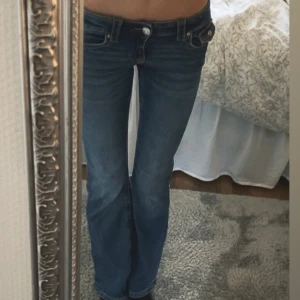Blå bootcut jeans med låg midja💙 - Säljer ett par snygga blå jeans med bootcut-modell, Jeansen har klassiska fickor fram och bak! Skriv för fler bilder, pris kan diskuteras!💙