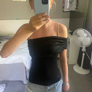 Svart offshoulder tubtopp - Snygg svart offshoulder tubtopp med draperad överdel och tight passform. 