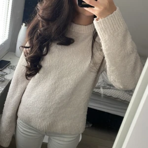 Mysig stickad tröja - Supermysig gammel rosa stickad tröja med rund hals och långa ärmar. Tröjan har en fluffig textur och breda ribbade muddar vid ärmslut och nederkant. Den är liiite nopprig som man kan se på bilderna, men jag har en maskin som tar bort noppror ifall någon köper den 🥰Pris kan diskuteras 💕