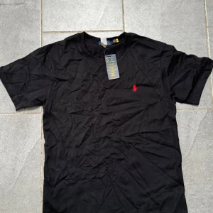 Polo Ralph Loreen T-shirt - En riktigt stilren och snygg Polo T-shirt som passar perfekt till sommaren. Mycket bra skick, storlek M, hör av er vid funderingar eller diskutera pris:)