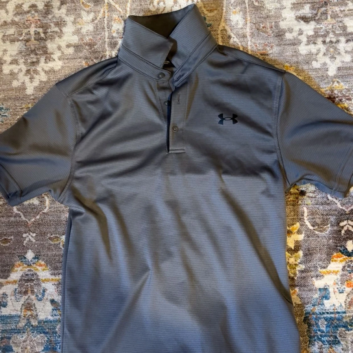 Grå pikétröja från Under Armour - 1