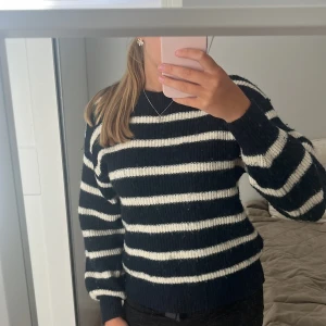 Randig stickad tröja från H&M XS - Mysig stickad tröja från H&M i storlek XS. Mörk blå med vita ränder.