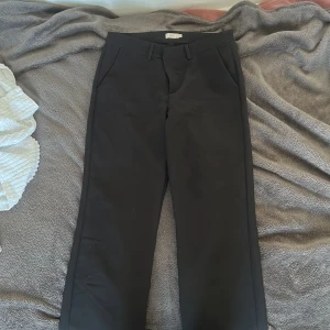 Svarta kostymbyxor från Nelly - Stilrena svarta kostymbyxor från Nelly, jag köpte de här på Plick men är tvungen att sälja pågrund av att de var fel i storlek, skriv gärna om du har frågor💖