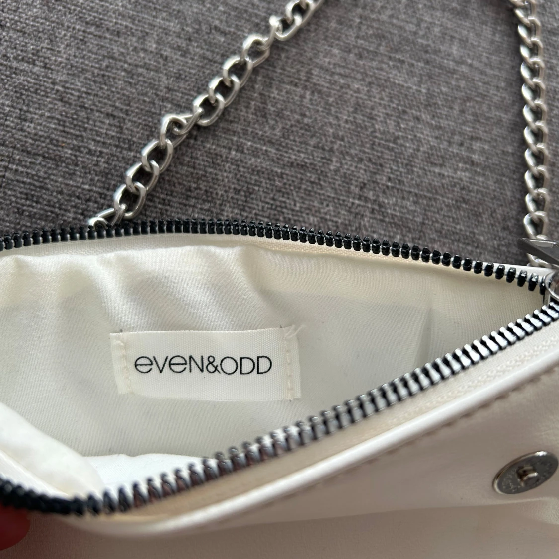 Vit axelväska med nitar och kedja - 4