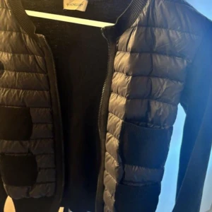 Moncler cardigan - Moncler cardigan i storlek xs passar även s sjukt bra. 