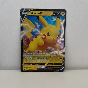 Pikachu V - Coolt Pokémonkort med Pikachu V! Perfekt för dig som samlar eller spelar Pokémon TCG. Kortet har snygg design och är i fint skick. Ett måste för alla Pokémonfans och samlare!