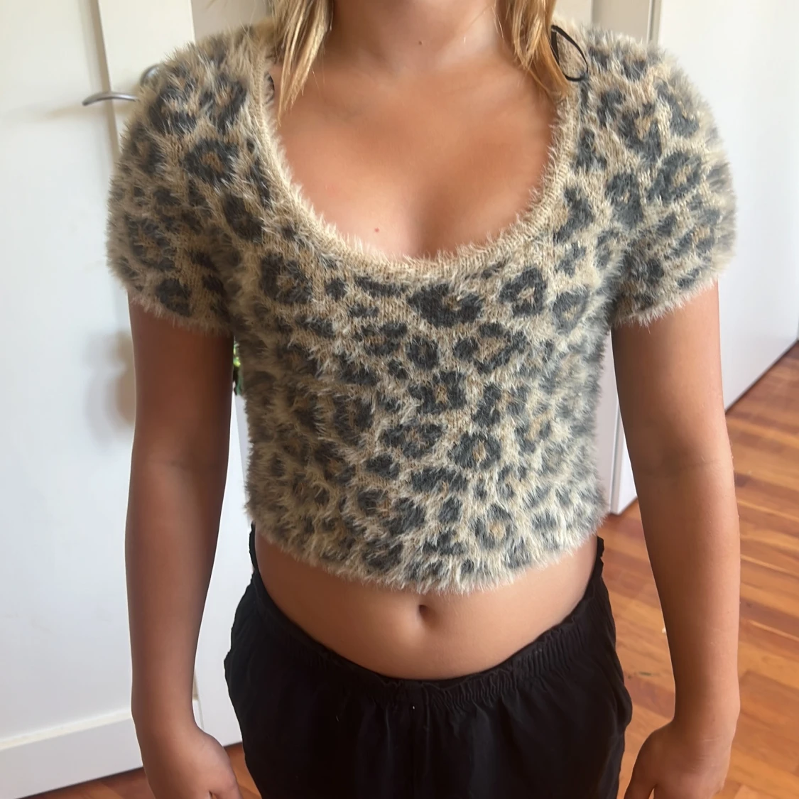 Leopardmönstrad fluffig croppad topp