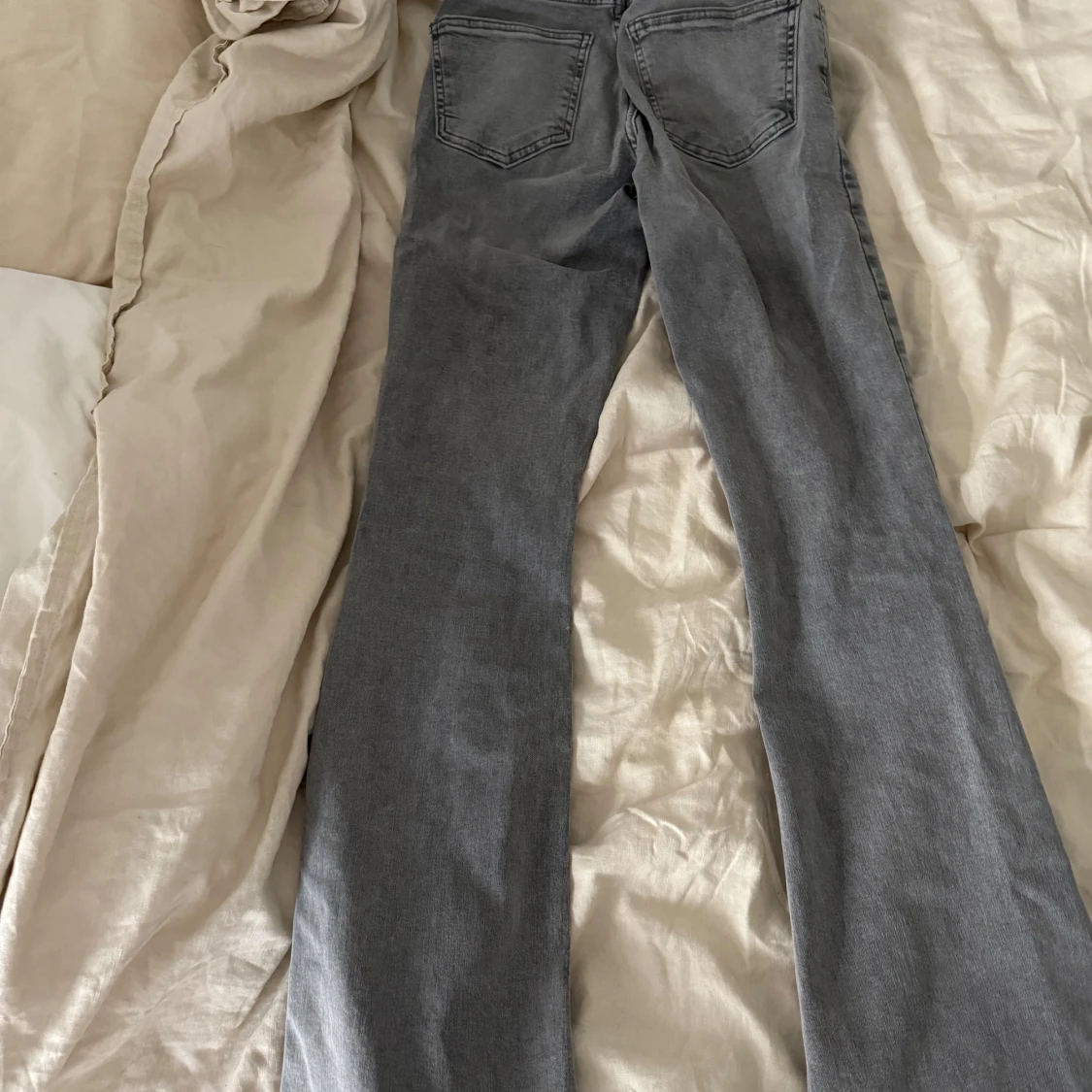 Grå bootcut jeans. - 1