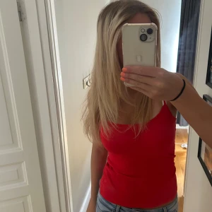 Röd linnetopp med smala axelband - Enkel och snygg röd linnetopp med smala axelband och rak passform. Perfekt till jeans eller kjol för en clean look. 💞💞💞💞