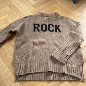 Beige stickad tröja Zadig & Voltaire - Stickad beige tröja från Zadig & Voltaire med svart text. Otroligt snygg tröja och perfekt till hösten. 