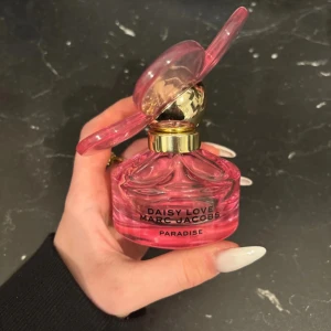 Daisy Love Paradise Marc Jacobs parfym - Superfin parfym från Marc Jacobs, Daisy Love Paradise. Flaskan är rosa med en guldig detalj och har ett stort blomformat lock i plast. Har testat perfumes men inte mer än en gång🤍💞💞