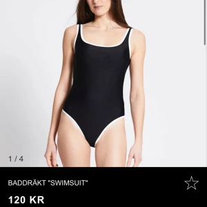 Svart baddräkt med vit kant - Stilren svart baddräkt med vita kanter runt axelband och benöppningar. Klassisk, enkel design med öppen rygg och smala axelband.  Från lager 157, storlek M, och aldrig använd! Prislapp sitter kvar💞