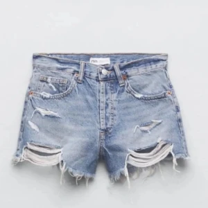 Ljusblå jeansshorts Zara - Riktigt snygga jeansshorts från Zara i ljusblå denim 🩵shortsen är midwaist och i storlek 36=S. Köpta för ungefär 350kr och säljer för 100kr❣️