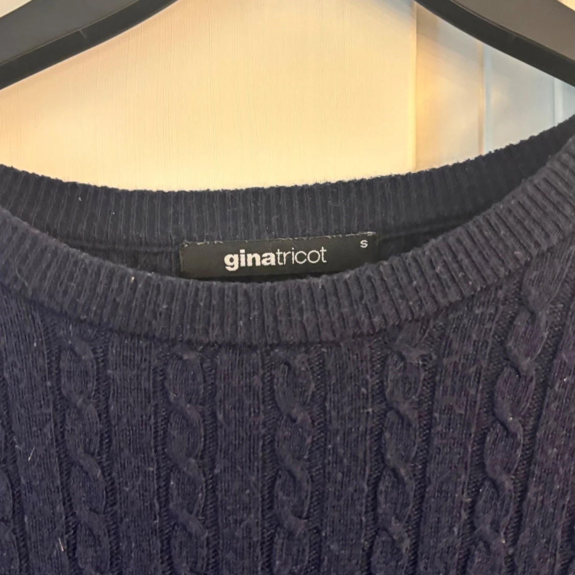 Mörkblå kabelstickad tröja - 2