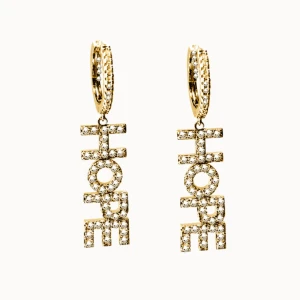 Glittriga HOPE örhängen i guld - Snygga örhängen i guldton med ordet HOPE i stora bokstäver, täckta av glittrande stenar. Hängande modell som verkligen sticker ut och ger en cool statement-look. De är i bra sick och är köpta från Ioaku för 600kr.💓💓