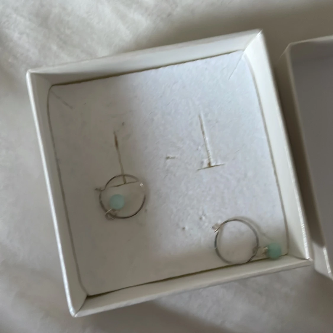 Lily and Rose örhängen med mintgrön pärla - 2