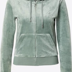 Grön juicy kofta - Mjuk och skön ljusgrön hoodie i velour med dragkedja framtill, huva med snörning och känguruficka. Perfekt för chill dagar eller när du vill ha en avslappnad look. Snygg detalj med broderad logga på bröstet. Byxor finns